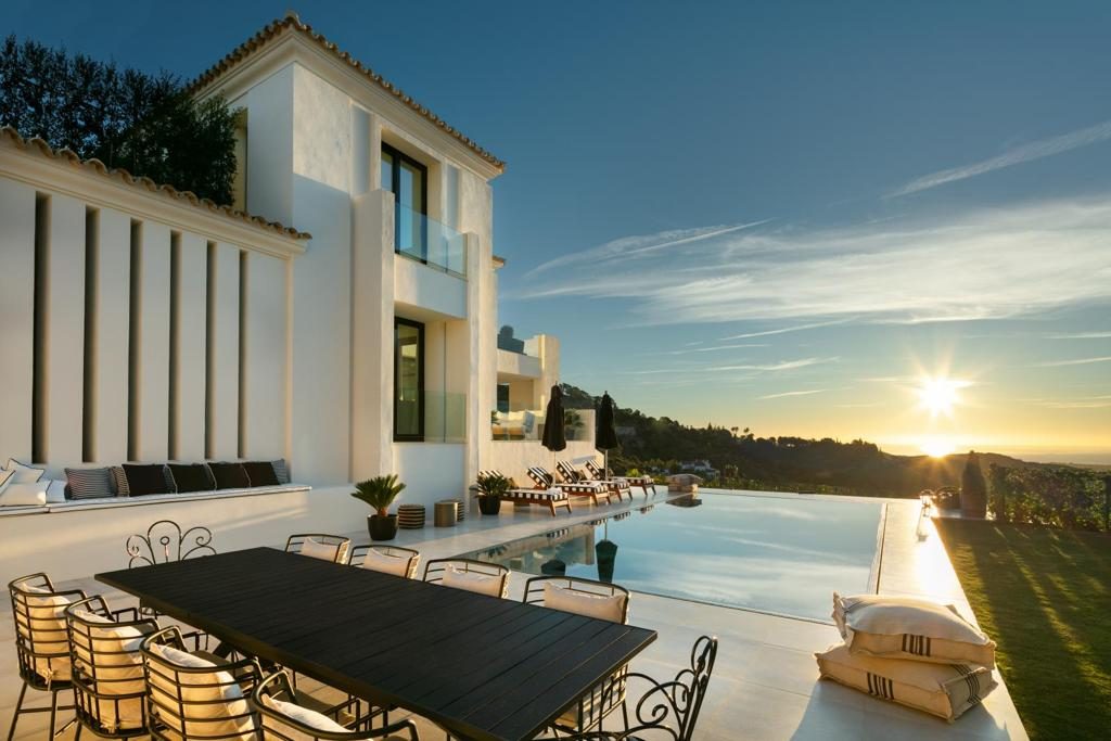 Luxury villa in mountain with infinity pool. dinning table and amazing coast view.